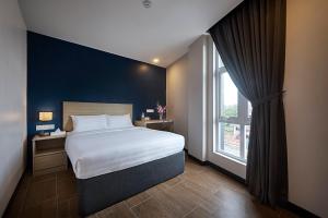 Postel nebo postele na pokoji v ubytování ZONE Hotels, Telok Panglima Garang