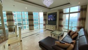 uma sala de estar com um sofá e um lustre em Lotus Village Nha Trang em Nha Trang