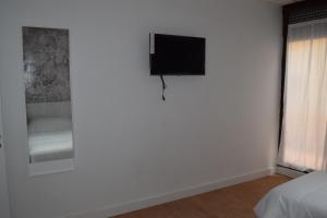 翁第延特的住宿－Ontinyent Rooms，一间白色的房间,墙上有电视