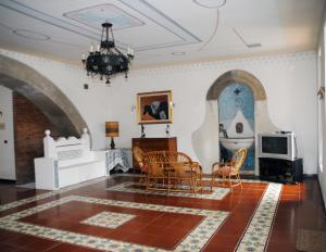Casalbergo700 في مارينا دي فوسكالدو: غرفة معيشة مع طاولة وكراسي وثريا