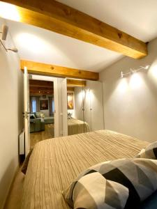 - une chambre avec un grand lit dans l'établissement Jurmala apartment, à Jurmala