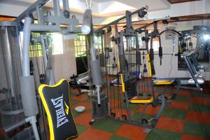 Ein Fitnessstudio mit einem Haufen Ausrüstung darin. in der Unterkunft Misty Mountain Lodge in Naro Moru