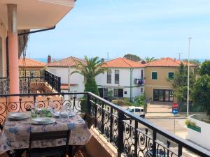 una mesa en un balcón con vistas a la calle en Poetto Beach House-Molara Due, en Cagliari