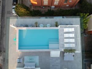 een uitzicht over een zwembad in een gebouw bij Hotel Abc in Cervia