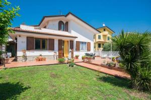 Gallery image of ALTIDO Villa for 4 with Garden close to Pisa in Massarosa