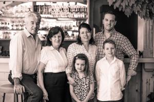 une photo en noir et blanc d'une famille posant une photo dans l'établissement Hotel Zita, à Trins