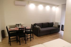 a living room with a couch and a table at Puente Romano by Salamancavacacional in Salamanca
