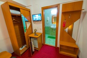 TV a/nebo společenská místnost v ubytování Hotel Sir Orhideea