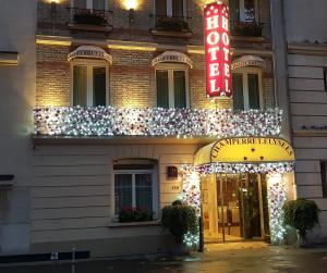 un hotel con luci natalizie sulla parte anteriore di Hotel Champerret Elysees a Parigi