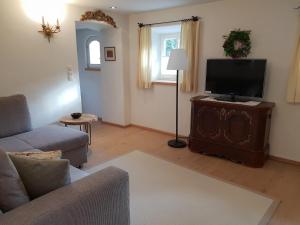 TV a/nebo společenská místnost v ubytování Weberhaus - Adults Only