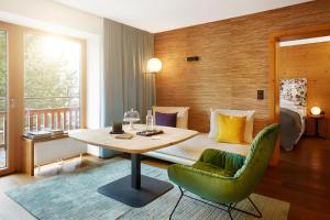 
Ein Sitzbereich in der Unterkunft Small Luxury Hotel of the World - DasPosthotel
