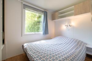 Postel nebo postele na pokoji v ubytování Camping Le Parc des Monges