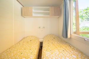 Postel nebo postele na pokoji v ubytování Camping Le Parc des Monges