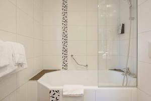 Bilik mandi di Kyriad Lyon Sud - Saint Genis Laval