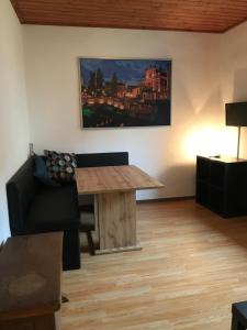 ein Wohnzimmer mit einem Holztisch und einem Sofa in der Unterkunft Sonntagshof Ferienwohnungen Apartments in Förolach