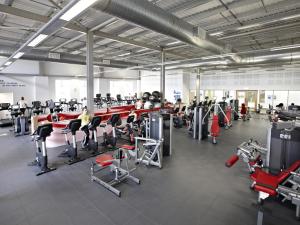 een fitnessruimte met meerdere mensen die trainen op loopbanden bij Hotel at Conference Aston in Birmingham