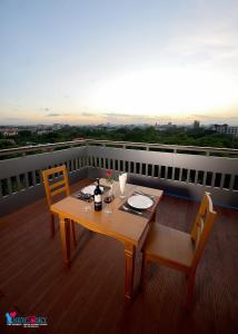 Hotel Homey Mandalay tesisinde bir balkon veya teras
