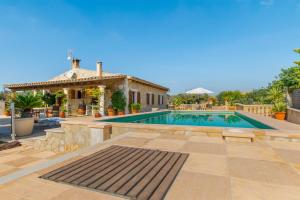 Bazén v ubytovaní Finca SA ROTA by Mallorca Villa Selection alebo v jeho blízkosti