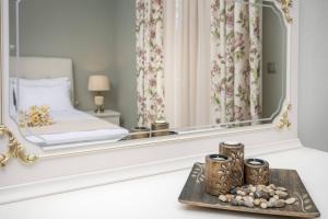 A bed or beds in a room at Stratos Deluxe Apartments