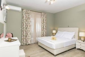 A bed or beds in a room at Stratos Deluxe Apartments