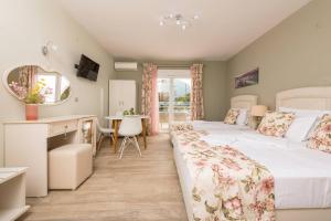 A bed or beds in a room at Stratos Deluxe Apartments