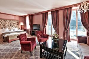 Postel nebo postele na pokoji v ubytování Carlton Hotel St Moritz - The Leading Hotels of the World