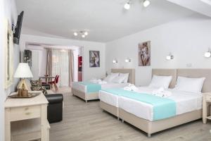 A bed or beds in a room at Stratos Deluxe Apartments