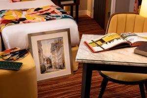 Un ou plusieurs lits dans un hébergement de l'établissement Hôtel des Arts Montmartre