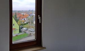 Steinenbronn的住宿－Little Castle near Airport and Messe，享有街道景致的开放式窗户