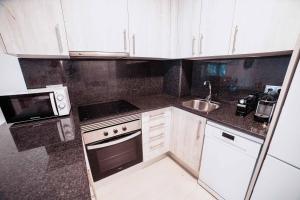 Kuchyň nebo kuchyňský kout v ubytování Apartamento reformado a 2 minutos de la playa en Calella! + 22 fotografií