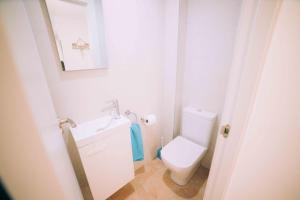 mała łazienka z toaletą i umywalką w obiekcie Apartamento reformado en Calella de Palafrugell a 1 minuto de la playa w mieście Calella de Palafrugell +15 zdjęć
