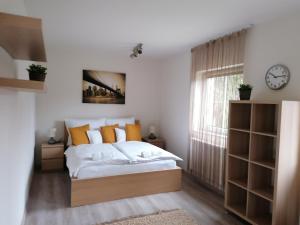 A bed or beds in a room at Óvár Apartman