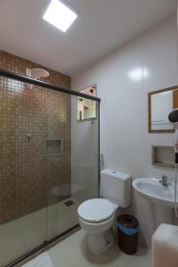 uma casa de banho com um WC, um chuveiro e um lavatório. em Pousada Zero Grau em Nova Friburgo