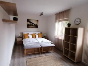 Un pat sau paturi într-o cameră la Óvár Apartman