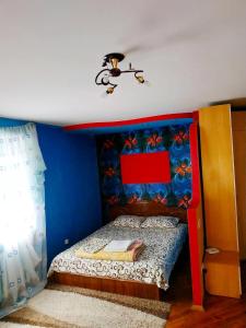1 dormitorio con 1 cama con pared azul en "центр Ж/Д" en Rivne