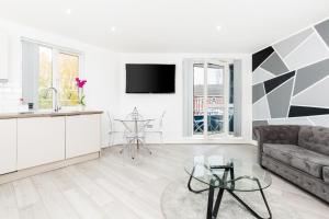 a white living room with a couch and a table at cozy stay in Birmingham by the Canal !! in Birmingham