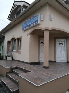 The facade or entrance of Óvár Apartman