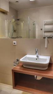 Łazienka w obiekcie Holiday Home Aparthotel z balkonem przy plaży
