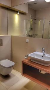 Łazienka w obiekcie Holiday Home Aparthotel z balkonem przy plaży