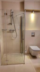 Łazienka w obiekcie Holiday Home Aparthotel z balkonem przy plaży