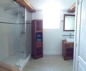 y baño con ducha y lavamanos. en Les Cottages du Château du Rozel, en Le Rozel
