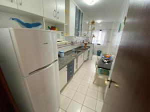 Nhà bếp/bếp nhỏ tại Alto Padrão com 94 mtrs - Frente Mar - sacada com Vista Mar