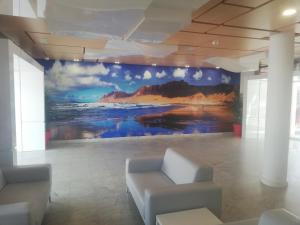 una habitación con una gran pintura en la pared en Apartamentos Oceano - Adults Only - Sólo Adultos, en Costa Teguise