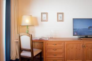 Televízia a/alebo spoločenská miestnosť v ubytovaní Hotel Angela