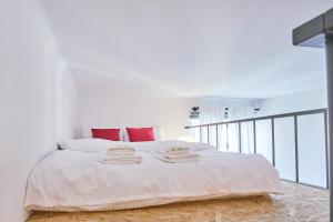 Postel nebo postele na pokoji v ubytování Kurkowa GamaHome Cozy Apartments