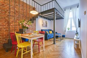 jadalnia i salon z ceglaną ścianą w obiekcie Kurkowa GamaHome Cozy Apartments w Krakowie