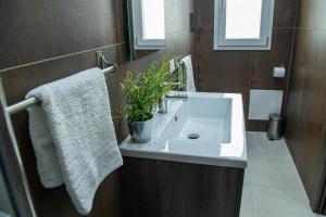 A bathroom at House Orlando
