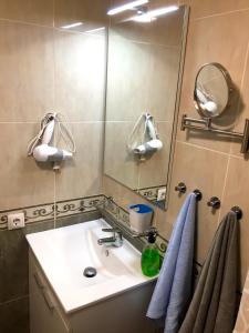 a bathroom with a sink and a mirror at Cosy flat with excellent location in Valencia! in Valencia