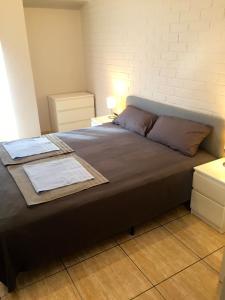 sypialnia z dużym łóżkiem z ceglaną ścianą w obiekcie Cosy flat with excellent location in Valencia! w Walencji