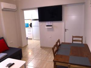 a living room with a table and a couch and a television at Cosy flat with excellent location in Valencia! in Valencia